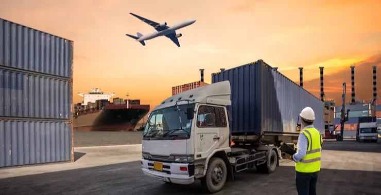 Foto no porto com fiscal, container, navio, avião e caminhão